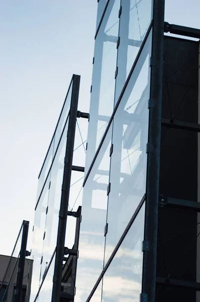 Низкоугольный Снимок Внешнего Вида Современного Здания Прозрачными Окнами Виде Стен — стоковое фото