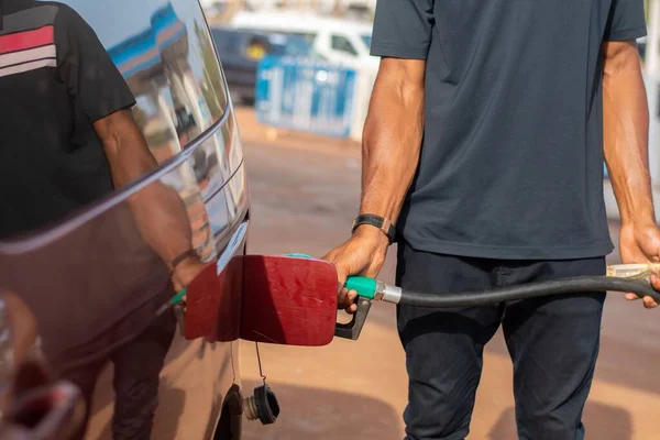 African Petrol Station Attendant Filling Car — Stock Photo, Image