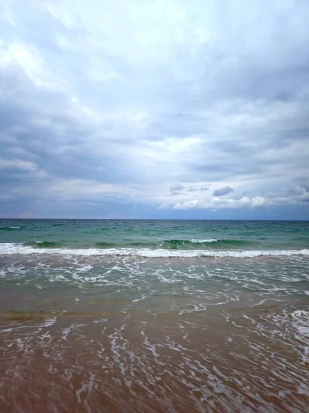 Красиві Хвилі Піщаному Пляжі Вертикальні — стокове фото