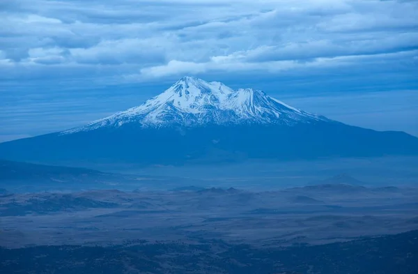 Bewolkte Blauwe Lucht Boven Shasta California Tijdens Het Blauwe Uur — Stockfoto