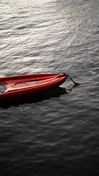 Eine Vertikale Aufnahme Eines Teils Eines Roten Bootes Meer — Stockfoto