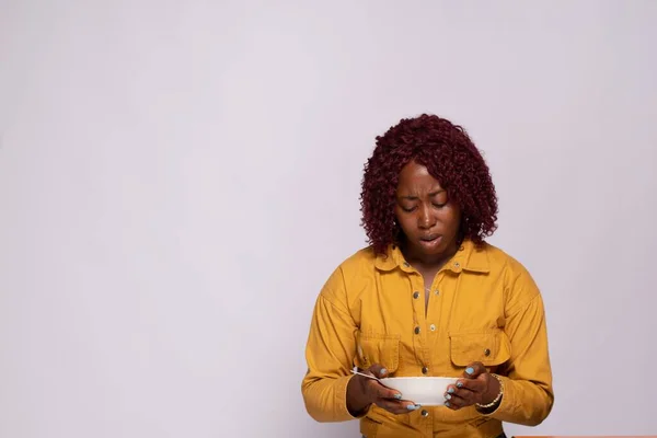 Uma Senhora Negra Faminta Segurando Prato Vazio Parecendo Infeliz — Fotografia de Stock