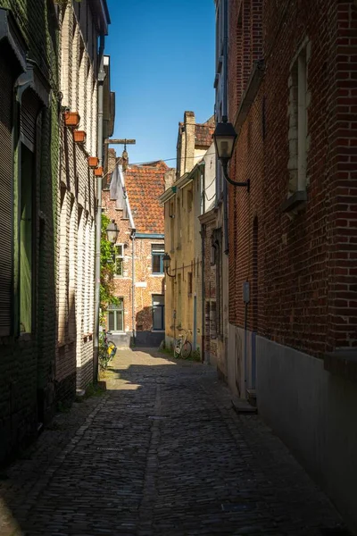 晴れた日に建物が並ぶ狭い古代の通りの垂直ショット — ストック写真