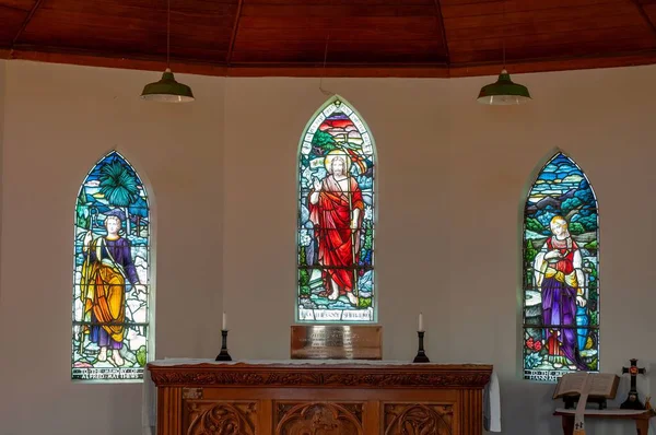 Tre Glassmaleriene Med Kristus Isaac Rebekkah All Saints Church New – stockfoto