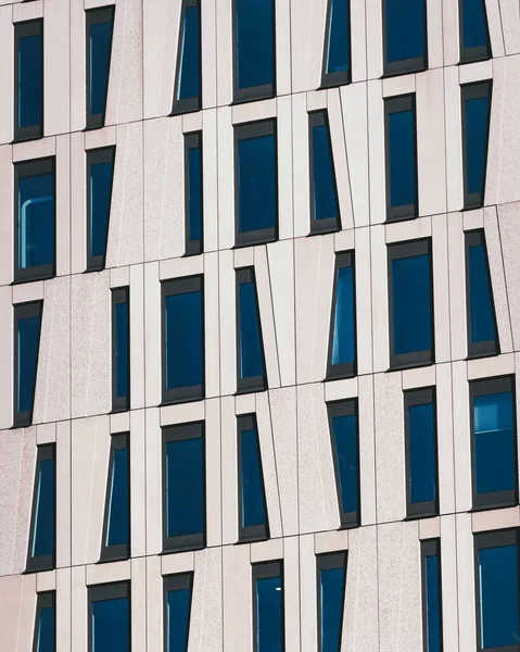 Exteriér Budovy Abstraktními Asymetrickými Okny — Stock fotografie