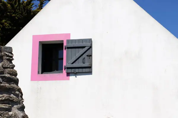 Blick Auf Ein Kleines Fenster Mit Rosa Quadrat Einer Weißen — Stockfoto