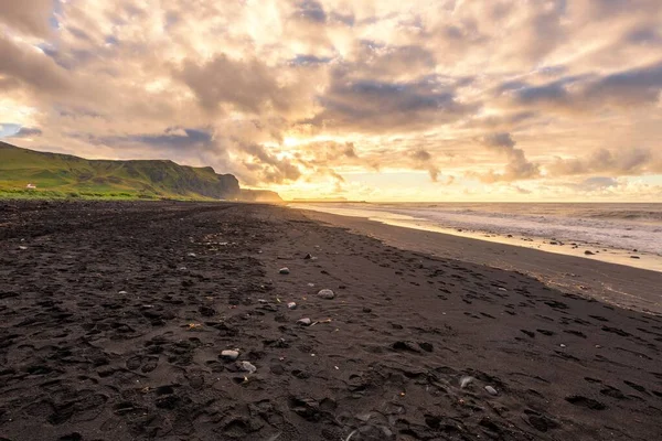 Havsvågorna Närmar Sig Den Svarta Sandstranden Vik Island Molnig Solnedgång — Stockfoto