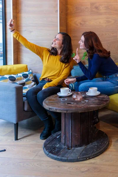 Dvě Kavkazské Ženy Sedí Kavárně Dělají Selfie — Stock fotografie