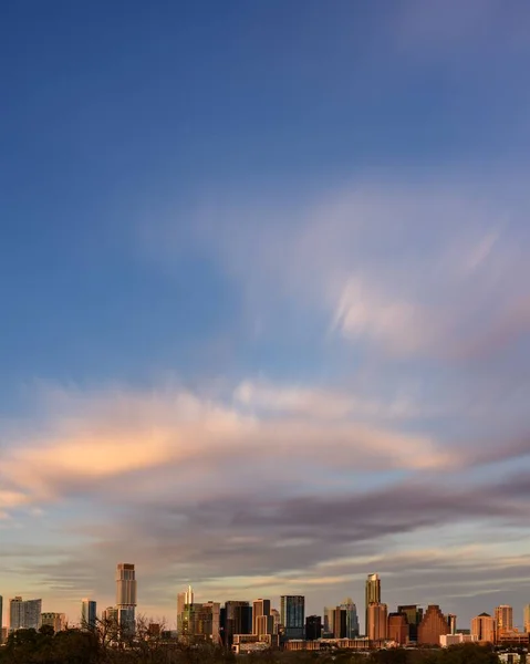 背景に美しい夕日とオースティン市の垂直ショット — ストック写真