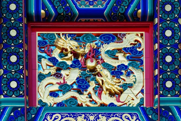 Draghi Dorati Circondati Motivi Blu Nel Palazzo Estate Pechino — Foto Stock