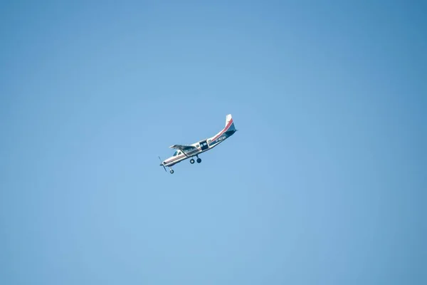Легкий Самолет Спускается Землю Течение Дня Уилтшир Великобритания — стоковое фото