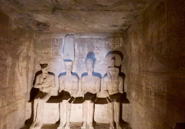 埃及阿布辛贝尔的拉姆瑟斯神庙及其象形文字和古物 — 图库照片