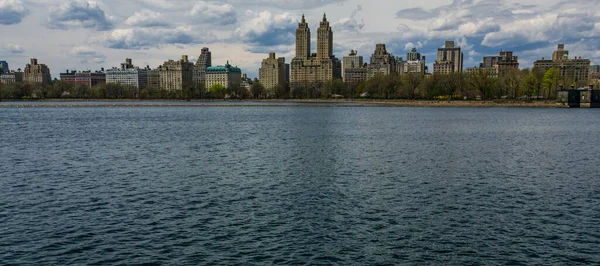 Panoramic View Luxury Apartment Buildings Overlooking Jacqueline Kennedy Onassis Reservoir — Stock Photo, Image