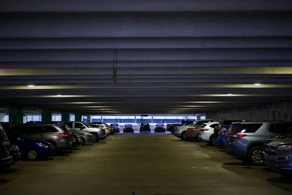 Close Carros Modernos Estacionados Garagem — Fotografia de Stock