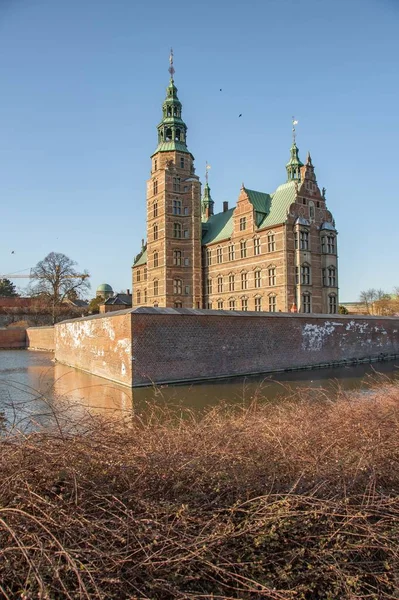 Вертикальный Снимок Красивой Архитектуры Замка Русенборг Расположенного Копенгагене Дания — стоковое фото