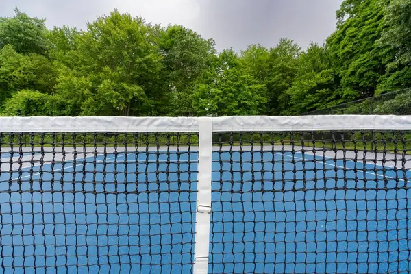 Beyaz Çizgileri Gri Çizgileri Olan Harika Yeni Mavi Tenis Kortu — Stok fotoğraf