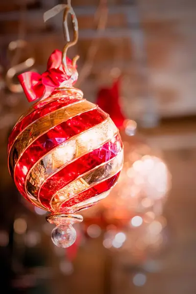 Een Verticaal Close Uitzicht Van Een Rood Gestripte Handgemaakte Kerstboom — Stockfoto