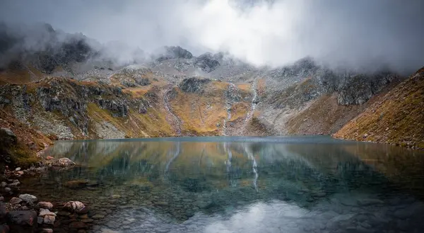 Живописный Вид Горное Озеро Туман Австрии — стоковое фото