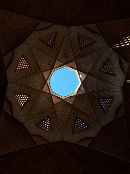 Вертикальный Низкоугольный Снимок Потолка Караван Сарая Шаха Аббаси Бисотуне Иран — стоковое фото