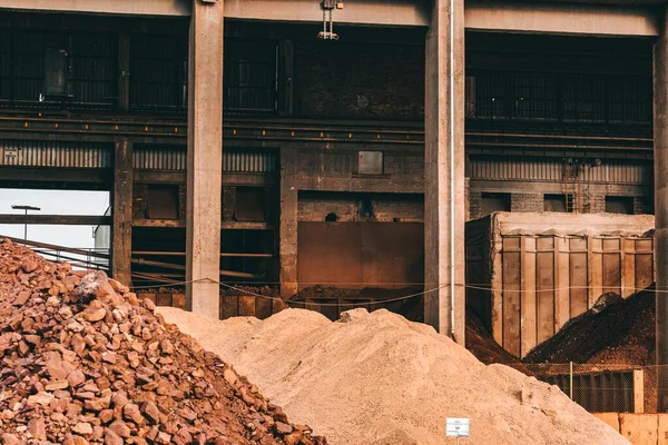 Rendszeres Felvétel Cement Kőhalomokról Oszlopokkal Egy Építkezéssel Mögötte — Stock Fotó