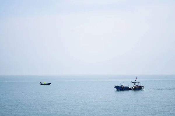 Sisli Bir Deniz Manzarasına Karşı Iki Tekne — Stok fotoğraf