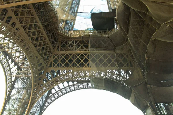 Χαμηλή Γωνία Στις Λεπτομέρειες Του Πύργου Του Άιφελ Στο Παρίσι — Φωτογραφία Αρχείου