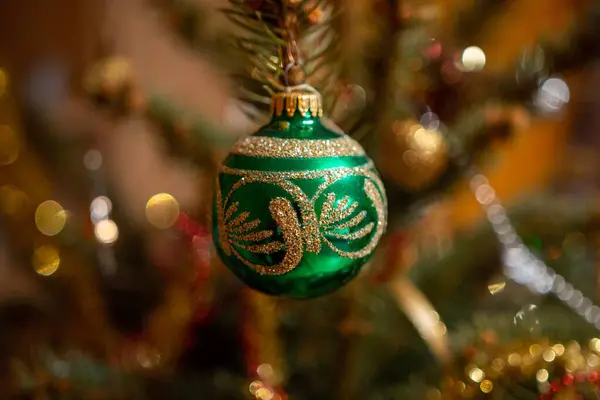 Eine Nahaufnahme Eines Hängenden Grünen Funkelnden Ornaments Einem Weihnachtsbaum — Stockfoto