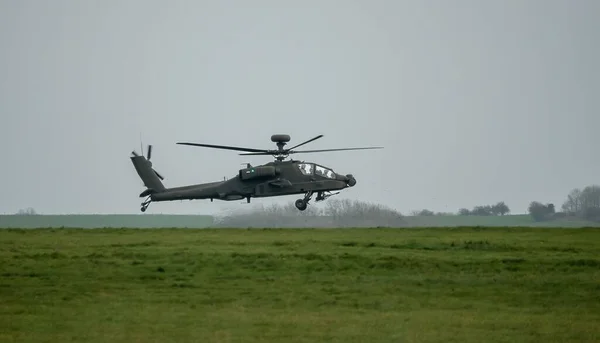 Helicóptero Ataque Exército Cinza Escuro Voo Durante Dia Wiltshire Reino — Fotografia de Stock