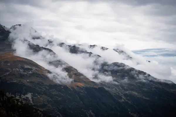 Австрії Над Стрімкими Скелястими Горами Видніється Мальовничий Туман — стокове фото