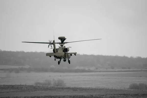 Армейский Штурмовой Вертолет Выполняет Маневр Низкого Уровня — стоковое фото