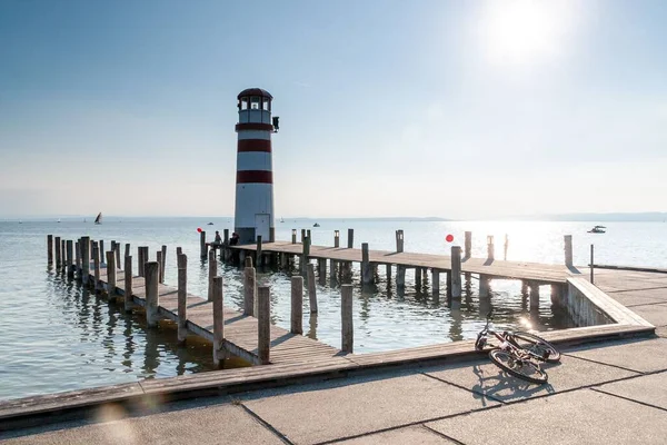 オーストリアのノイゼデル湖の海岸の桟橋にある灯台の美しいショット — ストック写真