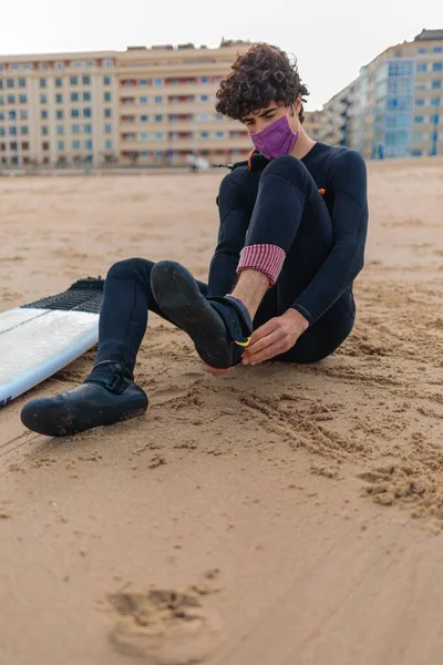 Surfeur Masculin Caucasien Prépare Aller Surfer Dans Océan — Photo