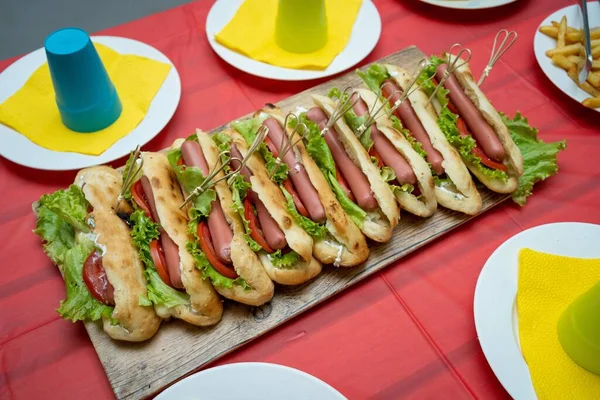 Eine Nahaufnahme Von Hot Dog Sandwiches Auf Einer Geburtstagsparty — Stockfoto