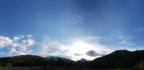Een Panoramisch Beeld Van Het Zonlicht Achter Wolken Dennenbomen Bergen — Stockfoto