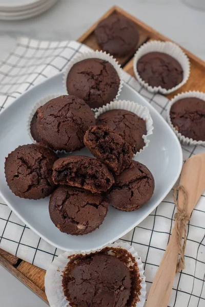 Colpo Verticale Muffin Cioccolato Tavola Legno — Foto Stock
