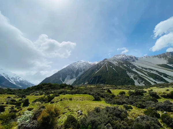 Die Schöne Aussicht Auf Das Grüne Tal Und Die Berge — Stockfoto