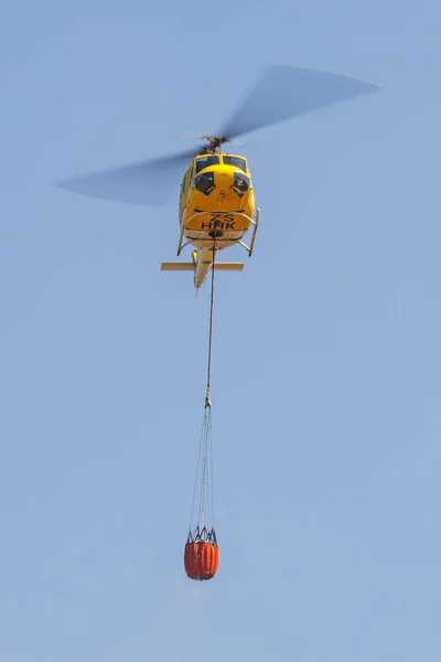 Tiro Vertical Helicóptero Combate Incêndios Extingue Incêndio — Fotografia de Stock