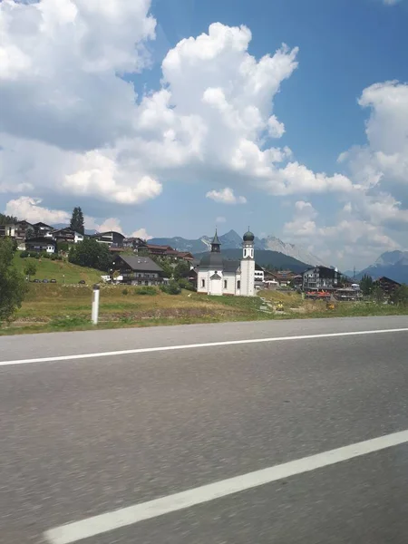 晴れた日のオーストリアの道路の側面からシーフィールド村とSeekirchl教会の景色 — ストック写真