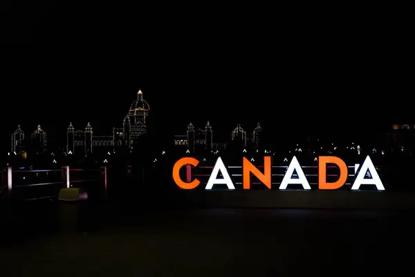 Canada Illuminato Segno Con British Columbia Parliament Building Sullo Sfondo — Foto Stock