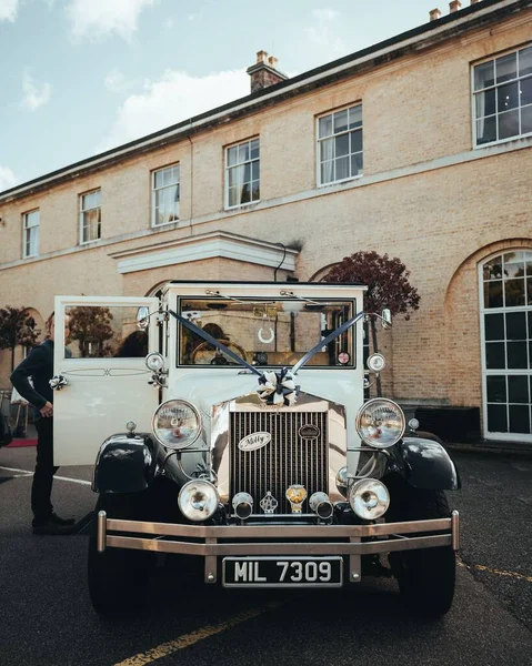 Vertical View Classic Rolls Royce Wedding Car Parked Building — Stock Photo, Image