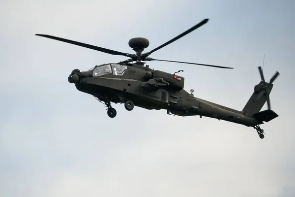 昼間に飛行中のホバーで暗い灰色の軍隊がヘリコプターを攻撃する — ストック写真