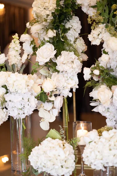 Bir Etkinlik Için Beyaz Şakayık Çiçek Aranjmanının Dikey Yakın Çekimi — Stok fotoğraf