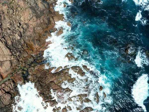 Una Vista Aérea Costa Con Rocas Olas Del Océano Azul — Foto de Stock
