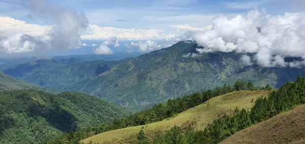 Een Prachtig Panoramisch Uitzicht Groene Beboste Heuvels Een Zonnige Zomerdag — Stockfoto