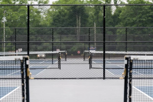Beyaz Çizgileri Gri Çizgileri Olan Harika Yeni Mavi Tenis Kortu — Stok fotoğraf