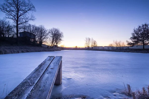Schöne Aufnahme Eines Gefrorenen Weißen Teichs Mit Holzsteg Winter — Stockfoto