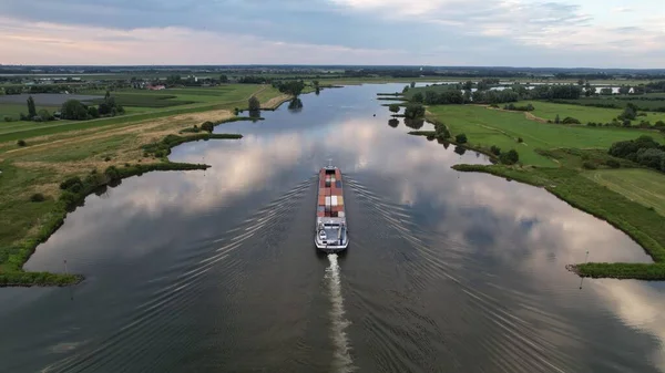 Drone Una Nave Container Che Naviga Fiume Circondato Scenografiche Rive — Foto Stock