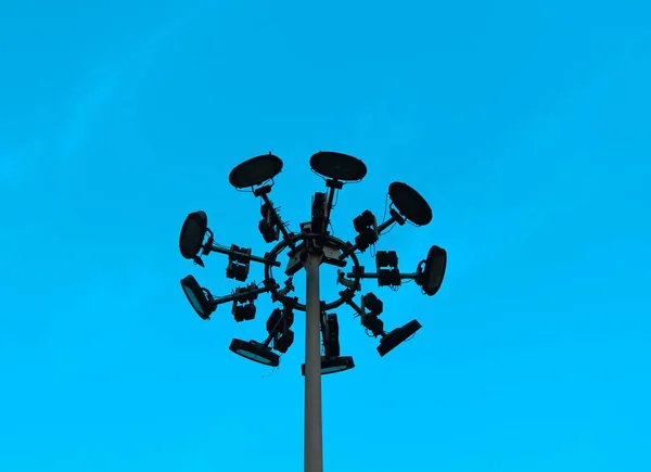 Una Lámpara Estadio Alta Postes Bajo Cielo Azul Brillante — Foto de Stock