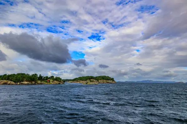 Krásná Krajina Jezera Klidnými Vodami Venkovské Oblasti Zamračeném Pozadí Oblohy — Stock fotografie