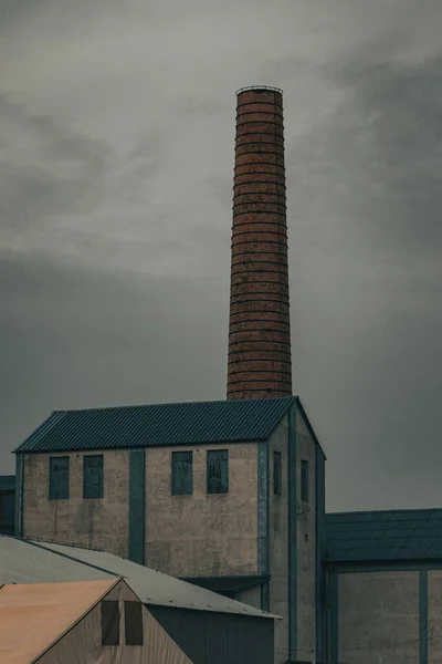Een Verticaal Shot Van Gebouwen Met Rode Baksteen Ronde Toren — Stockfoto